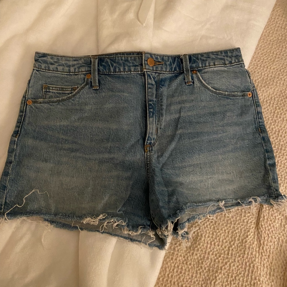 Universal thread light wash shorts